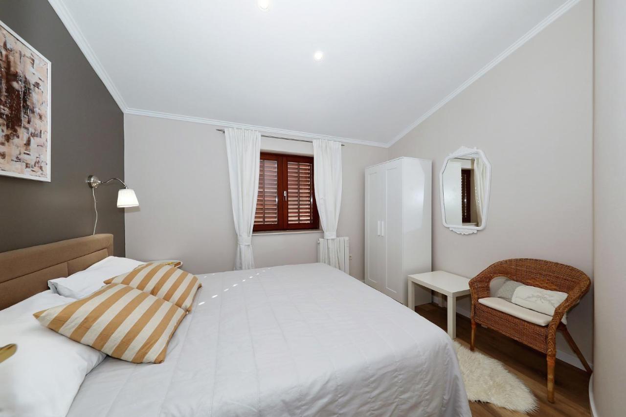 Apartments "Villa Antisin" With Heated Pool Zara Esterno foto