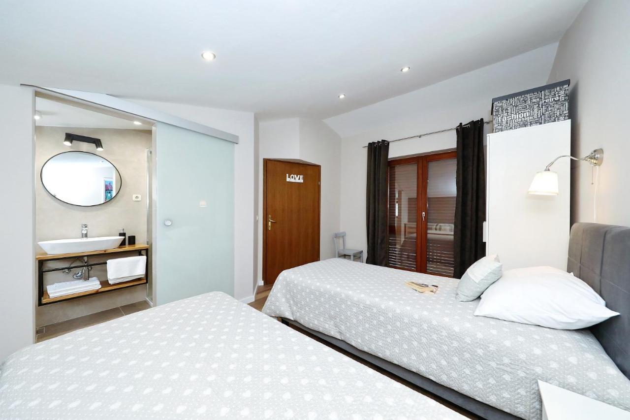 Apartments "Villa Antisin" With Heated Pool Zara Esterno foto