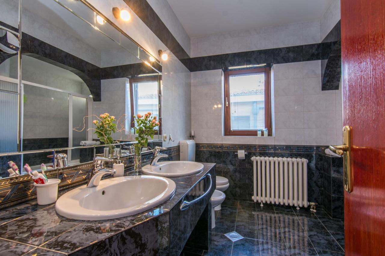Apartments "Villa Antisin" With Heated Pool Zara Esterno foto